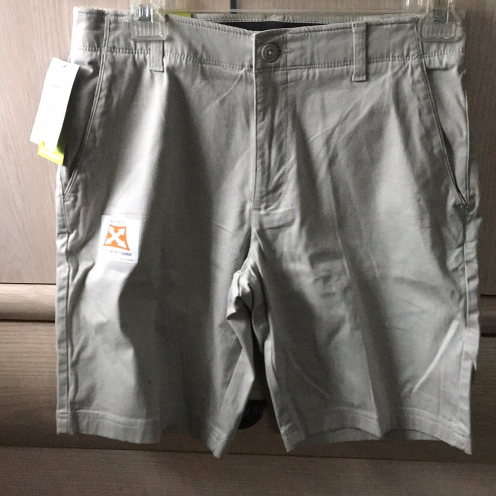 BNWT Men’s Lee size 32 Stone color shorts